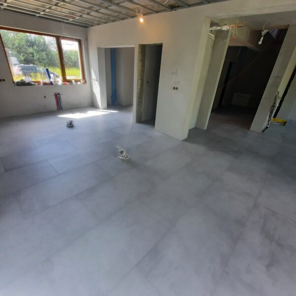 duża przestrzeń w płytkach