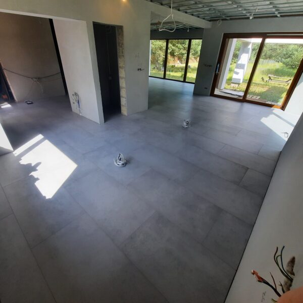 nowoczesny dom z płytkami na posadzce