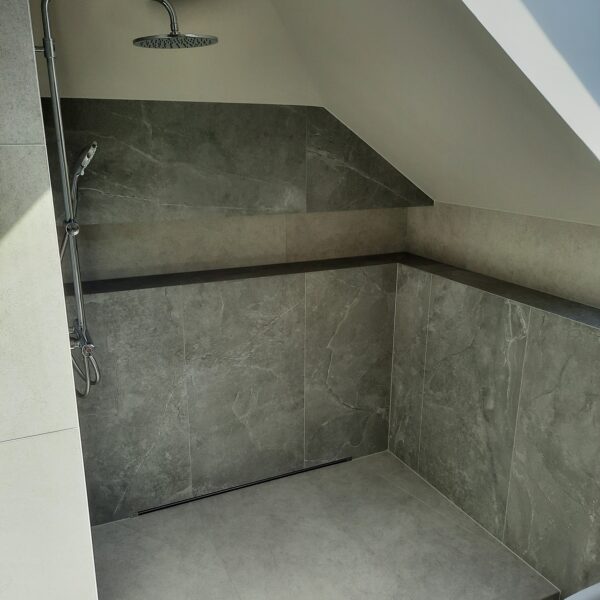 strefa prysznicowa z półkami na kosmetyki