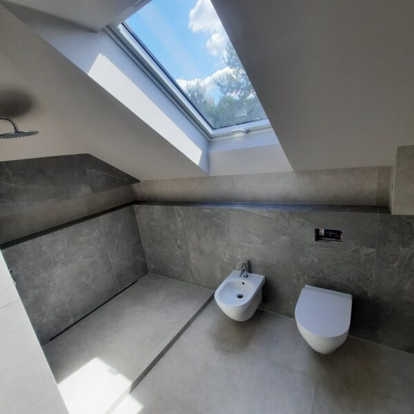 łazienka z oknem dachowym