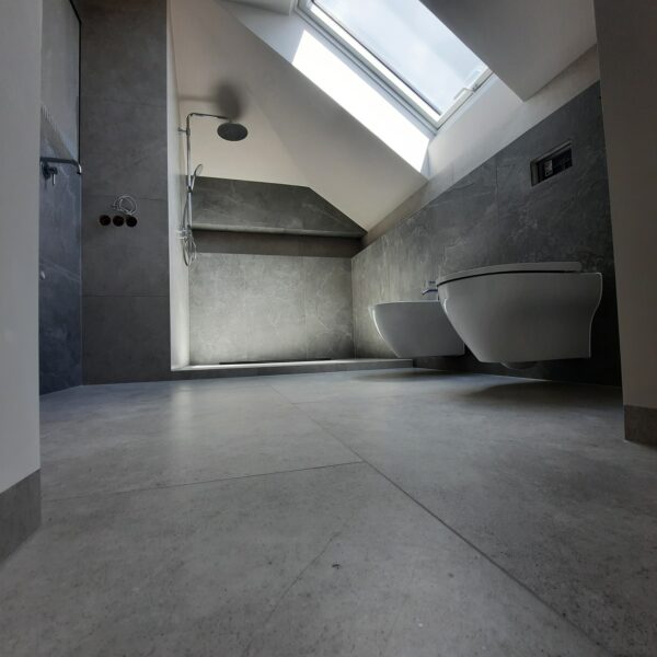 łazienka w odcieniach szarości