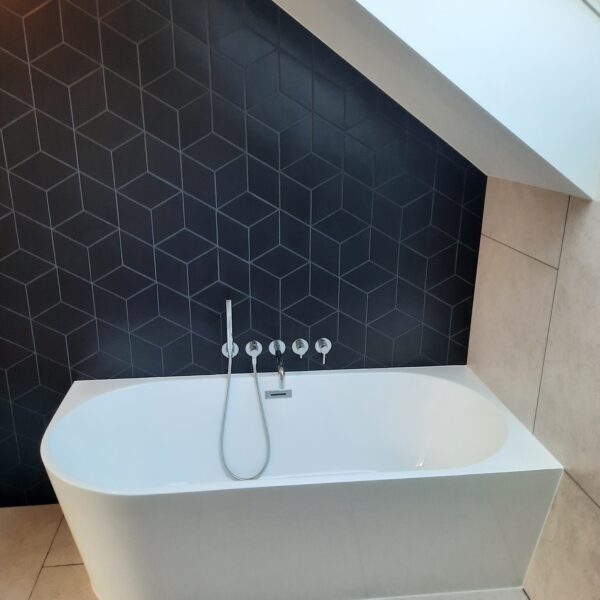 ściana z płytek mozaika