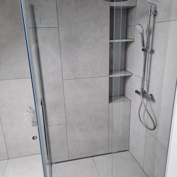 półki z płytek na kosmetykk